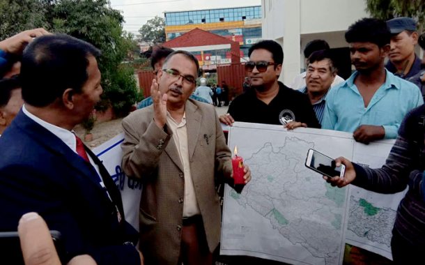 मैनबत्ती बालेर नेपालको सिमाना खोजी