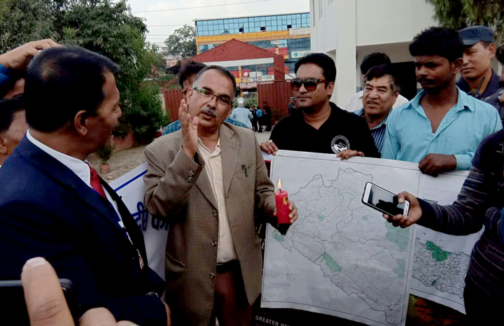 मैनबत्ती बालेर नेपालको सिमाना खोजी