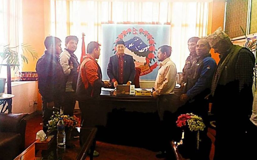 जनगणतान्त्रिक समाजले बुझायो मेयर शाक्यलाई ज्ञापनपत्र