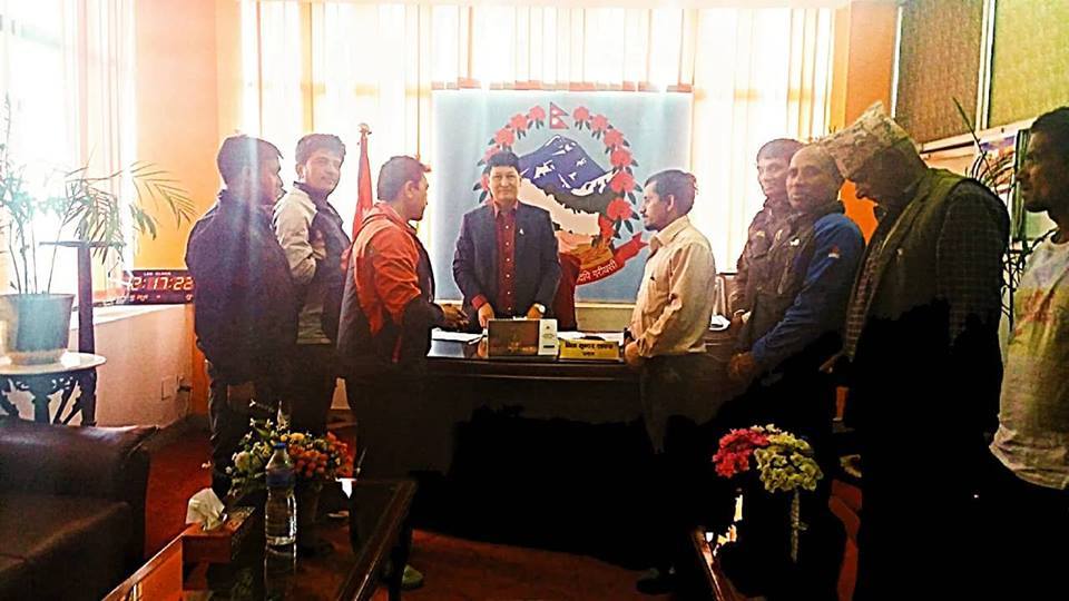 जनगणतान्त्रिक समाजले बुझायो मेयर शाक्यलाई ज्ञापनपत्र