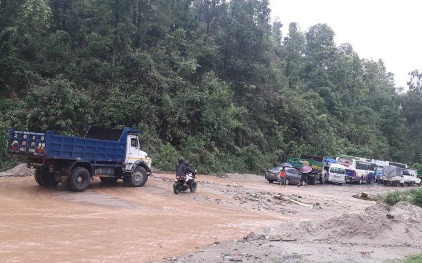 गल्छी गाउँपालिका अध्यक्ष कृष्णहरि श्रेष्ठको बालुवाखानीले पृथ्वी राजमार्गमा सास्ती