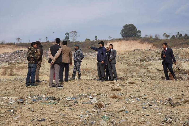 बञ्चरे डाँडाका स्थानीयहरुको  चेतावनी ः माग पुरा नभएसम्म फोहोर फाल्न दिदैनौ