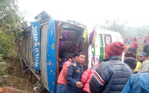 नुवाकोटको कुलकुलेमा बस दुर्घटनाः ३ जना गम्भिर घाईते