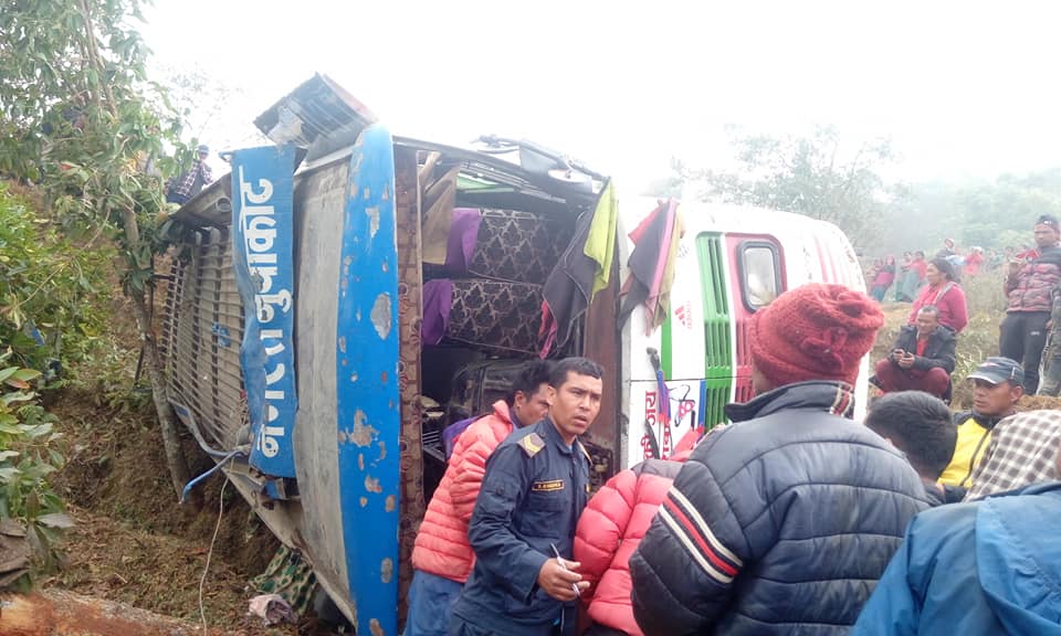 नुवाकोटको कुलकुलेमा बस दुर्घटनाः ३ जना गम्भिर घाईते