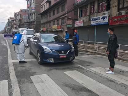 कोरोना जीवाणुको संक्रमण रोक्न किटनाशक औषधी छर्किने अभियान (तस्बिर)