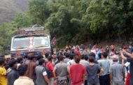 पैदलयात्रीलाई रोकिएपछि स्थानीयको विरोधः मौवाखोलामा झडप