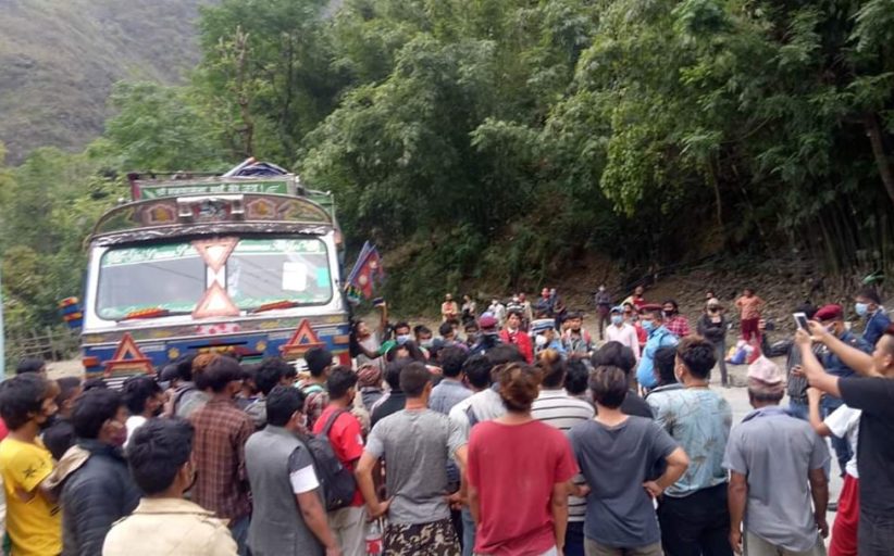 पैदलयात्रीलाई रोकिएपछि स्थानीयको विरोधः मौवाखोलामा झडप
