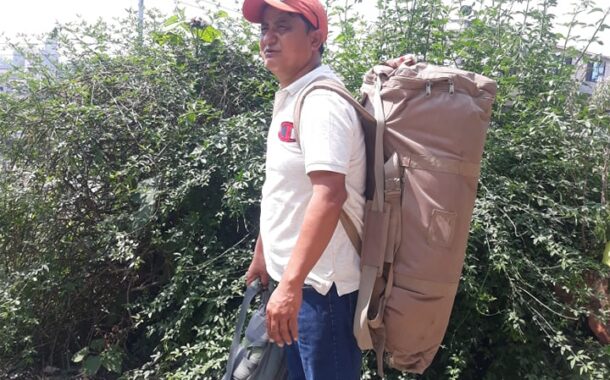 मास्कको झोला बोकेर गाउँ बस्तीमा लामा