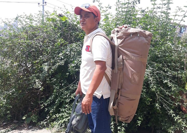 मास्कको झोला बोकेर गाउँ बस्तीमा लामा