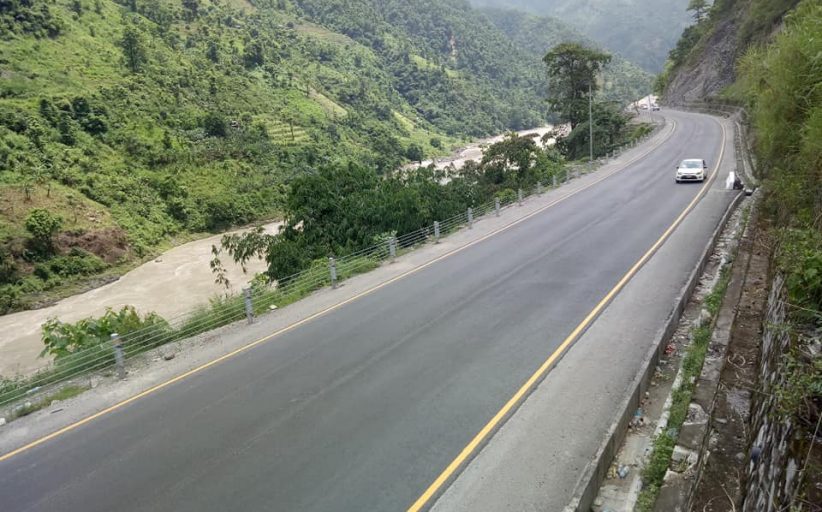 बर्षाले पहिरोः नारायणगढ मुग्लिन सडक एकतर्फी