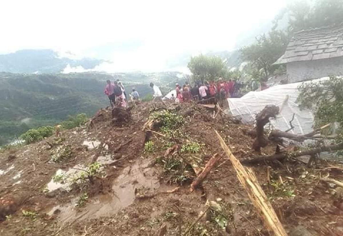 पर्वतमा पहिरो पुरिएका ६ जनाको शव फेला