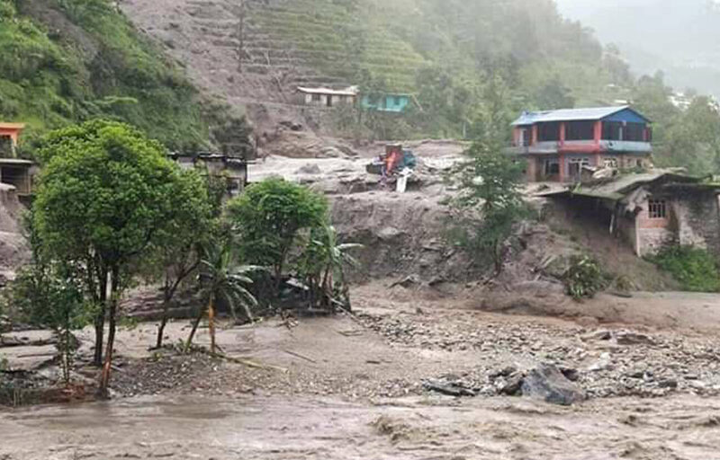 बाढी र पहिरोको बितण्डाः ठाउँ ठाउँमा क्षती, बस्ती डुबे
