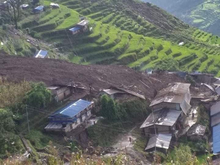 जुगल गाउँपालिकामा भिषण पहिरोः लिदीका १३ घर पुरिए