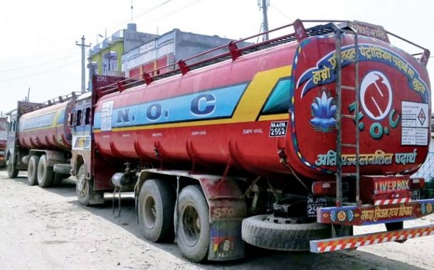 ट्याङ्कर बीच बाटोमा तेर्स्याएपछि दुर्घटनाको जोखिम