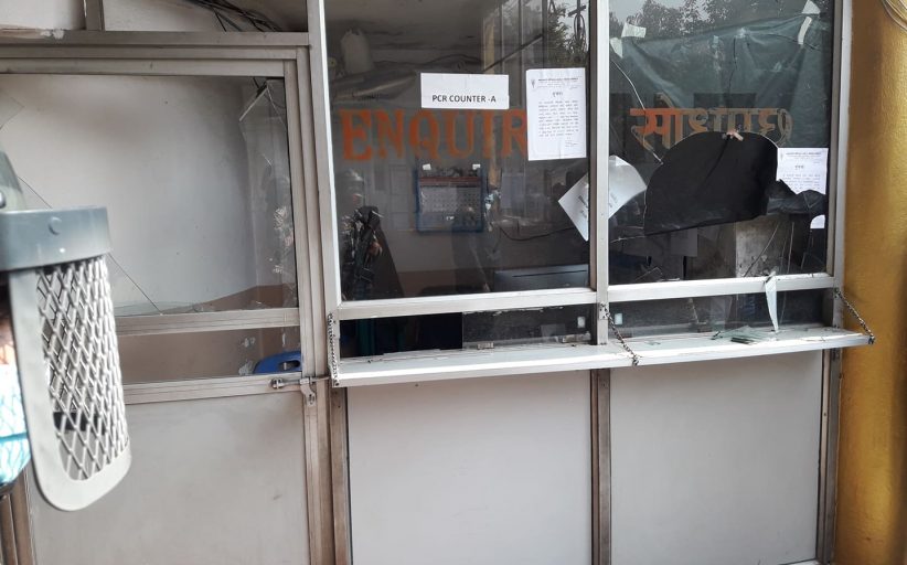 केएमसीमा तोडफोड