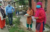 होम आइसोलेसनमा रहेका कोभिड संक्रमितलाई अण्डा वितरण