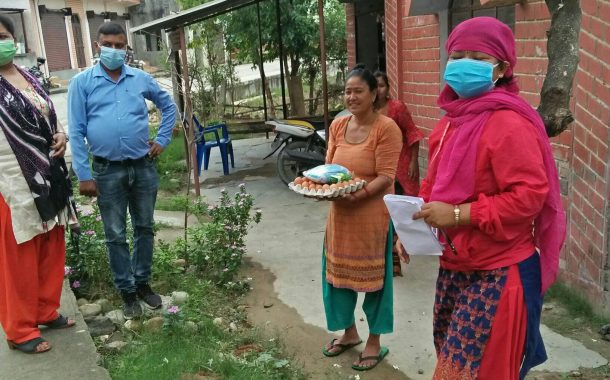 होम आइसोलेसनमा रहेका कोभिड संक्रमितलाई अण्डा वितरण