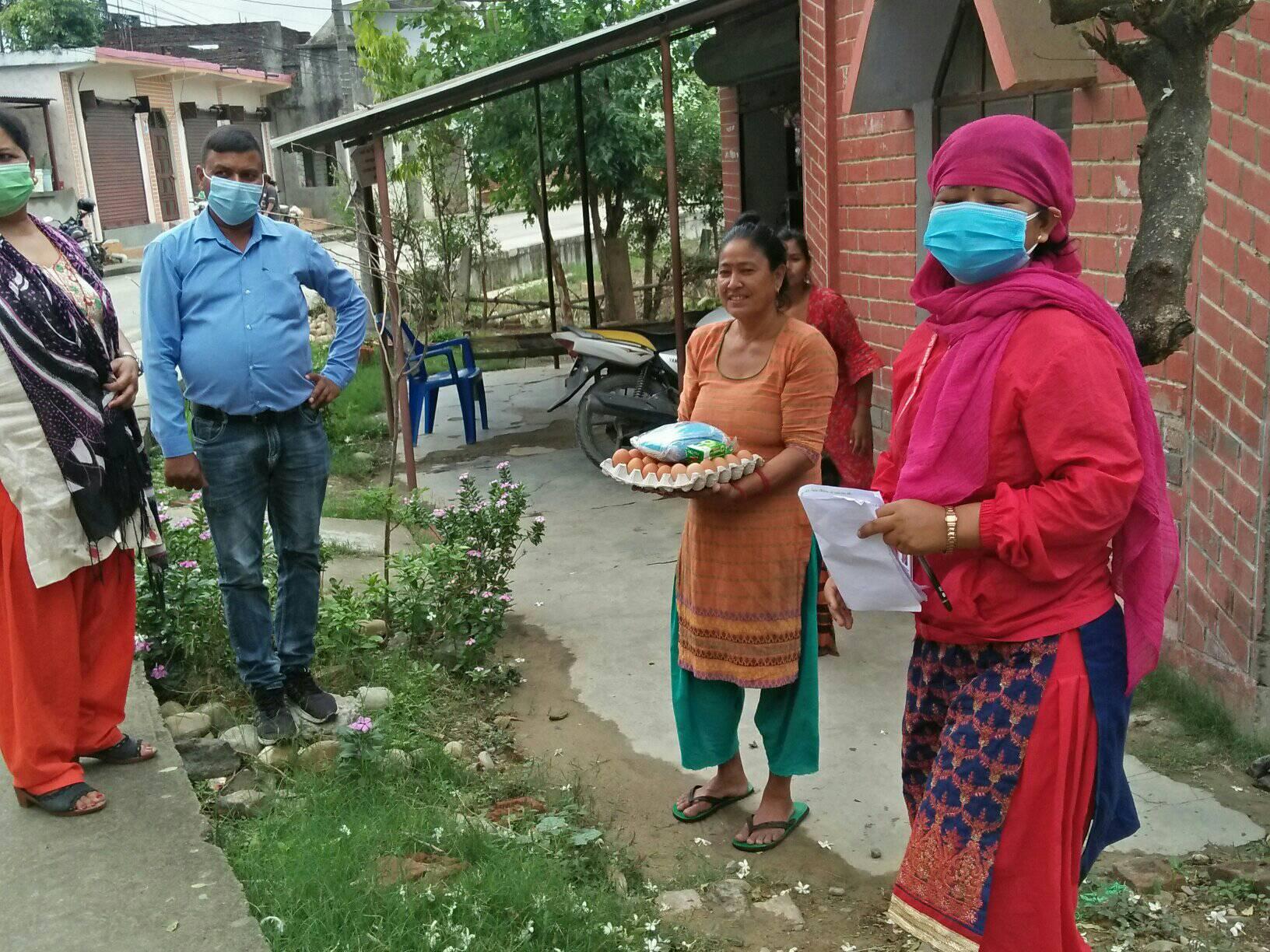 होम आइसोलेसनमा रहेका कोभिड संक्रमितलाई अण्डा वितरण