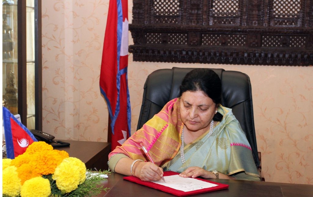 मध्यरातको खेल-प्रधानमन्त्रीका लागि दाबी पुगेन, संसद विघटन, चौतर्फी आलोचना