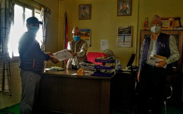 नगरप्रमुखलाई युवाहरुको ज्ञापनपत्रः 'स्वेच्छाचारिता बन्द गर'