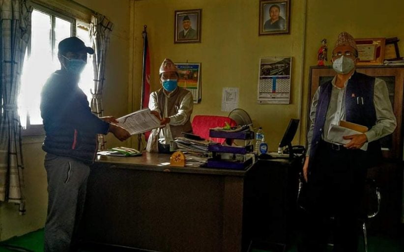 नगरप्रमुखलाई युवाहरुको ज्ञापनपत्रः 'स्वेच्छाचारिता बन्द गर'