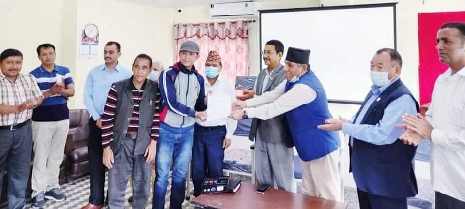 सिन्धुपाल्चोकका बाढी पीडितलाई माओवादी केन्द्रको सहयोग