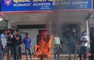 विद्यार्थीले जलाए क्याम्पस प्रमुखको कुर्ची