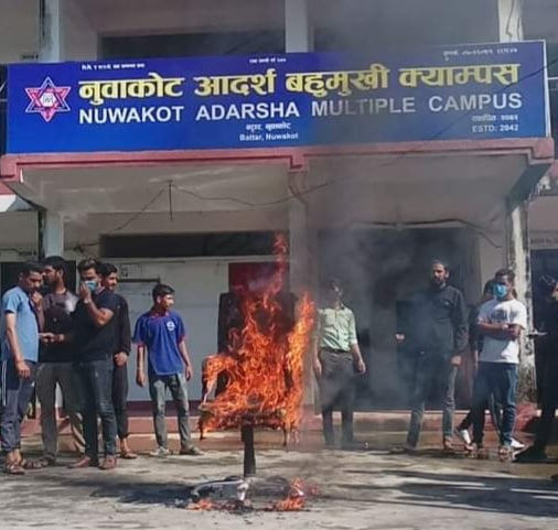 विद्यार्थीले जलाए क्याम्पस प्रमुखको कुर्ची