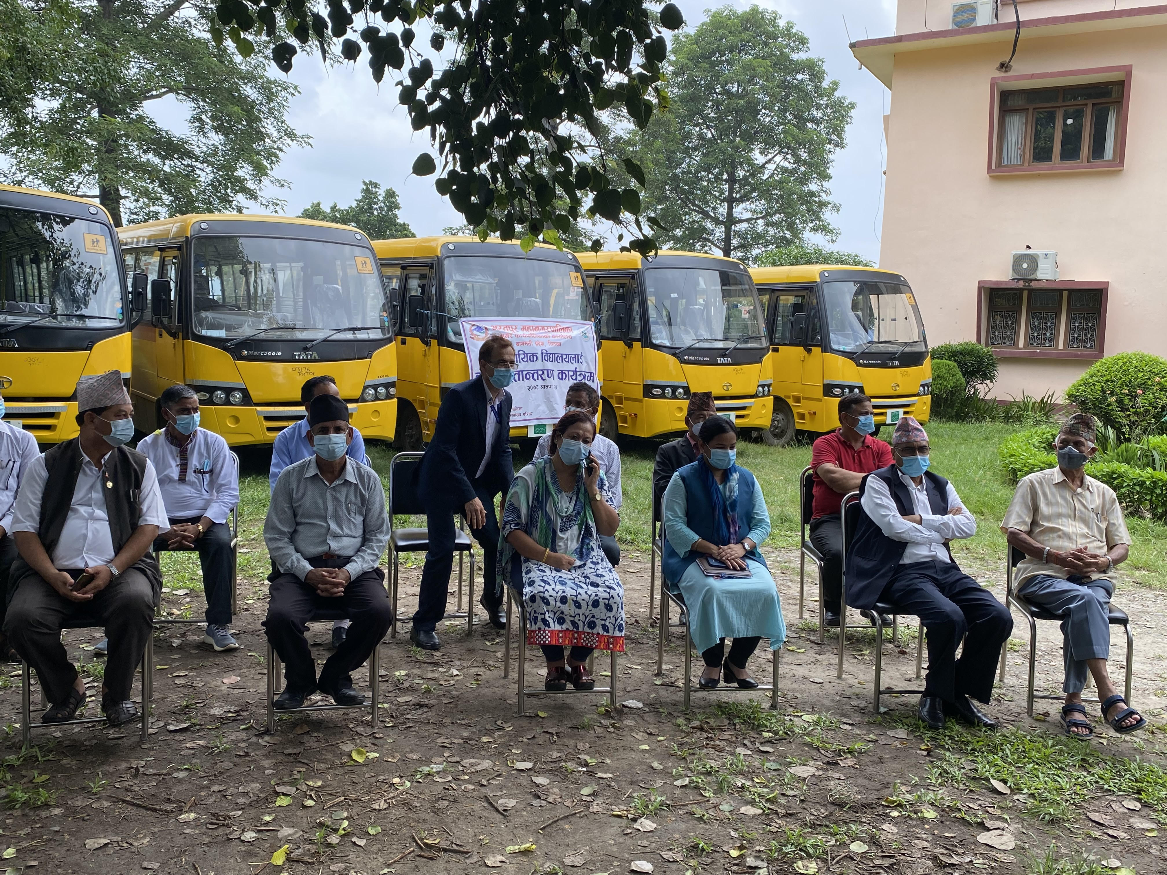 महानगरले दियो ५ सरकारी बिद्यालयलाई स्कुल बस