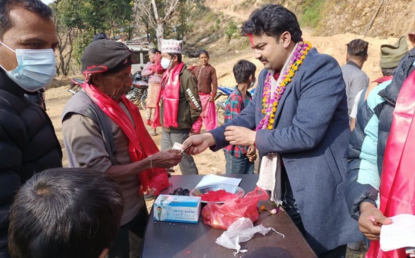 वचनको पक्का अधिकारी : दिए गोरु किसानलाई नगद प्रोत्साहन