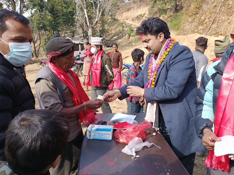 वचनको पक्का अधिकारी : दिए गोरु किसानलाई नगद प्रोत्साहन