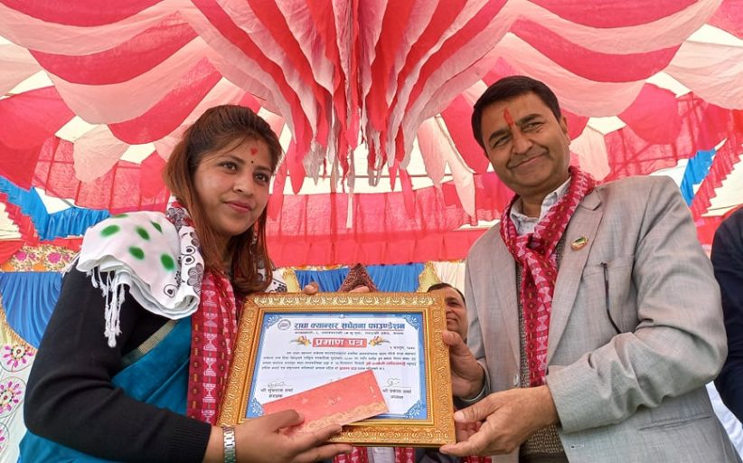 राधा क्यान्सर सचेतना तथा हिंसाविरुद्वको राष्ट्रिय पत्रकारिता पुरस्कार अधिकारीलाई प्रदान