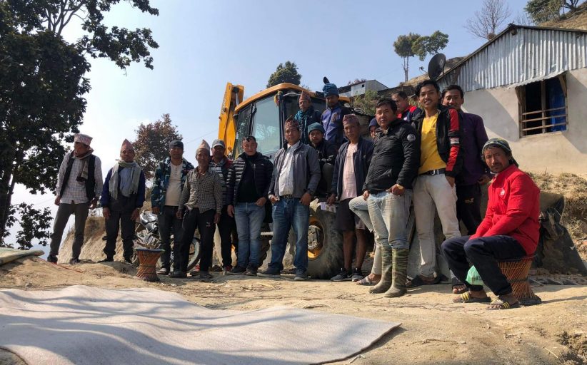 सोमबहादुरले दिए गाउँमा सडक खन्न मेसिन र एक लाख रुपैयाँ