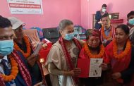 चितवनका सुकुम्बासीलाई मन्त्रीले बाँडिन् लालपुर्जा