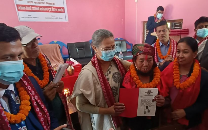 चितवनका सुकुम्बासीलाई मन्त्रीले बाँडिन् लालपुर्जा