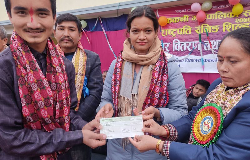 इन्जिनियरिङ पढ्न विद्यार्थीलाई गाउँपालिकाले दियो साढे २ लाख