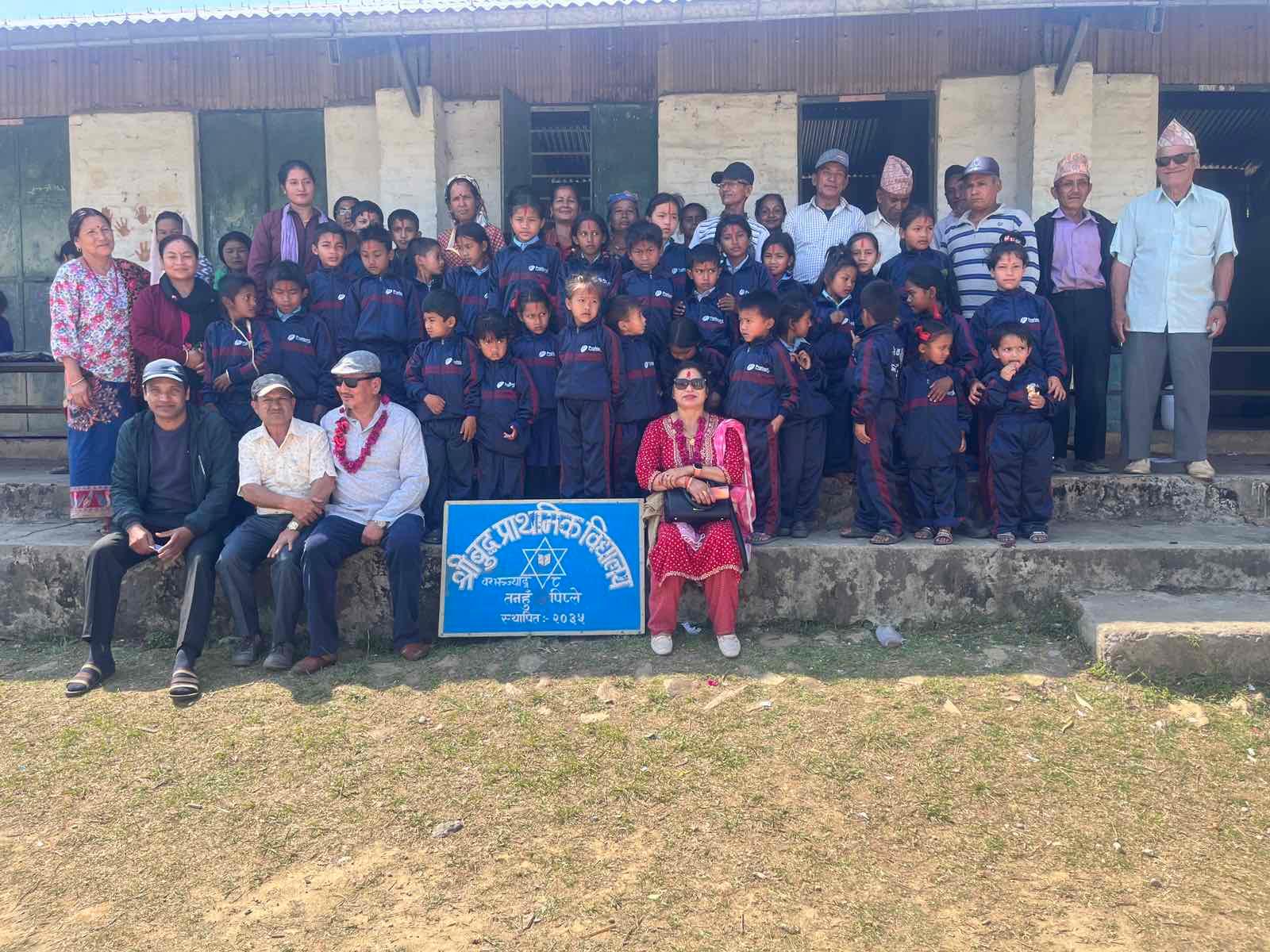 बुद्ध प्राविका विद्यार्थीलाई पोसाक वितरण