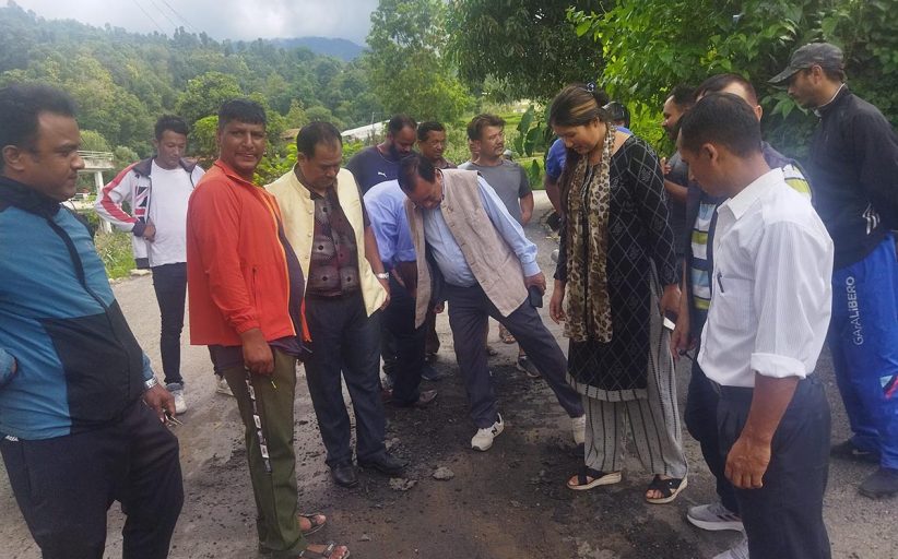 टोखा-छहरे सडकमा लापरबाहीः ठेकेदारलाई तत्काल भुक्तानी नदिन सांसदको निर्देशन