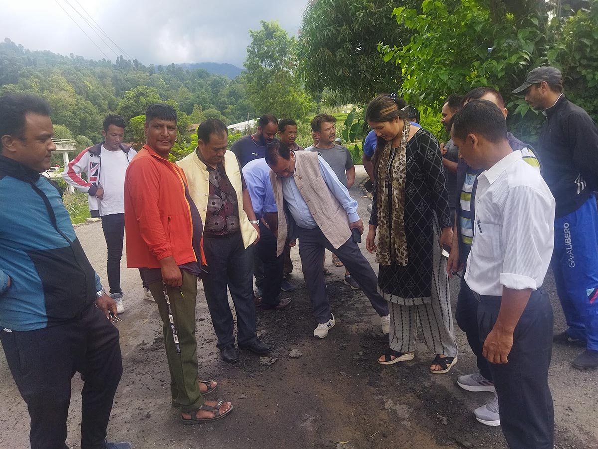 टोखा-छहरे सडकमा लापरबाहीः ठेकेदारलाई तत्काल भुक्तानी नदिन सांसदको निर्देशन