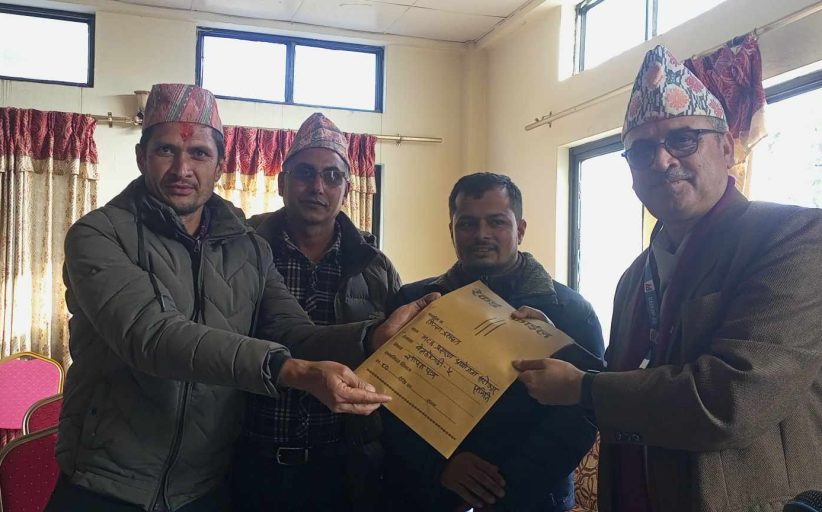 नुवाकोटमा एमसिए परियोजना लागु भएका क्षेत्रका स्थानीयले बुझाए प्रजिअलाई ज्ञापनपत्र