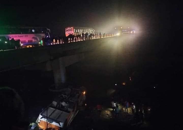 राप्ती पुलबाट नदिमा बस खस्यो: ५ जनाको मृत्यु