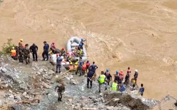 सिमलतालमा पहिरोले बगाएका बस र यात्रु अझै अज्ञात, खोजी कार्य जारी