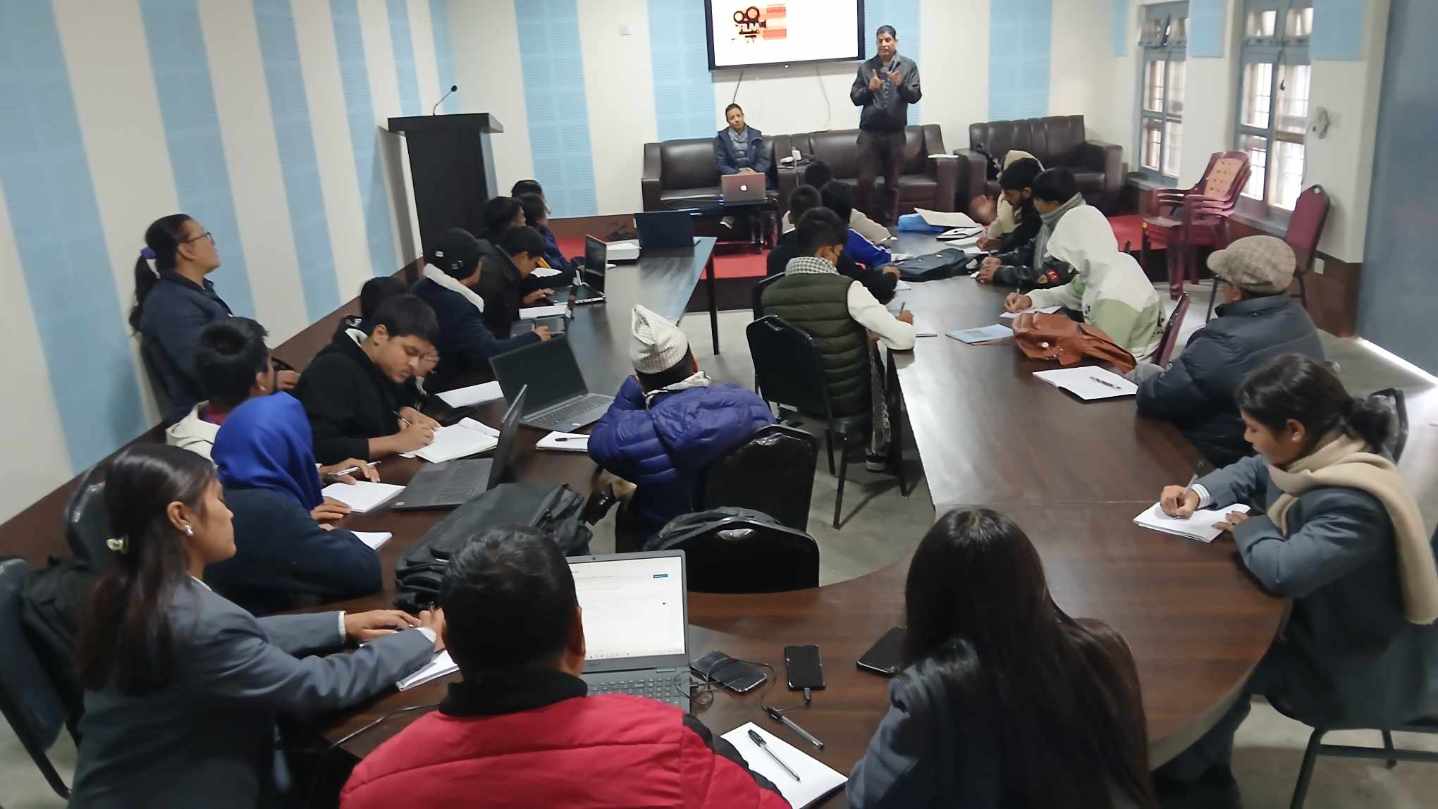 बिद्यार्थीलाई चलचित्र सिकाउँदै बागमती प्रदेश सरकार