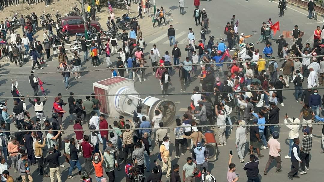 कर्फ्यु लागे पनि तीनकुने क्षेत्र अझै अशान्तः सडकमा सेना परिचालन
