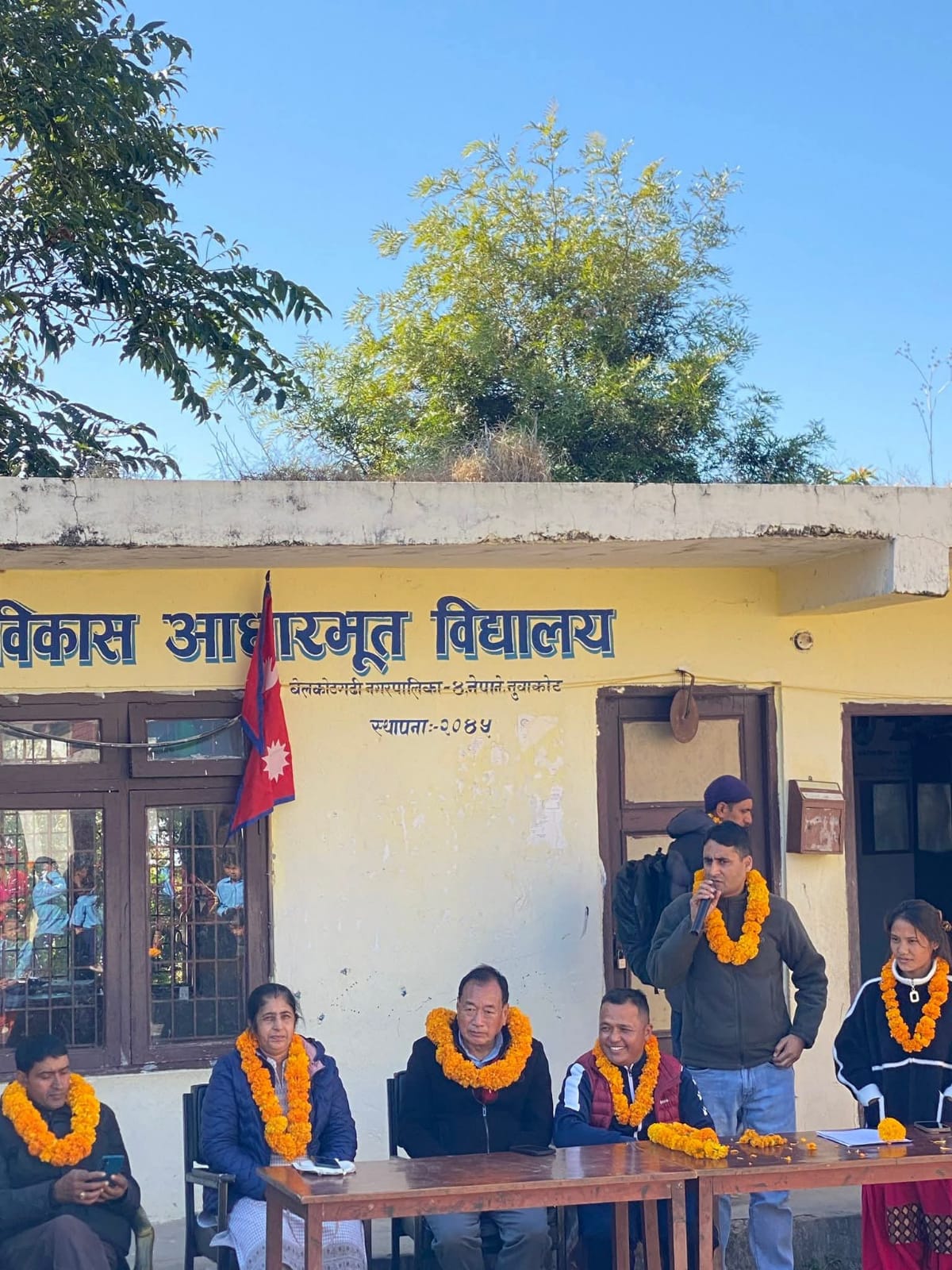 ढुंगेलको पहलमा विद्यार्थीलाई न्यानो कपडा वितरण