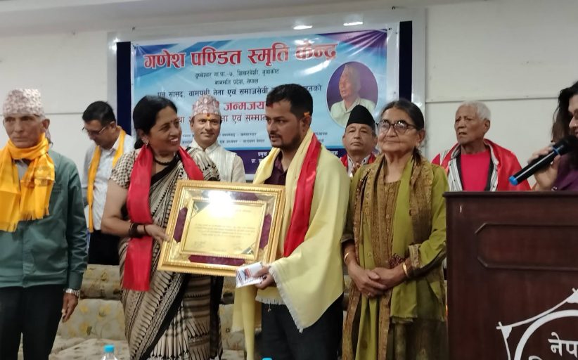 वामपन्थी नेता पण्डितको व्यक्तित्व र कृतिमाथि गरिएका शोधका शोधकर्तालाई सम्मान
